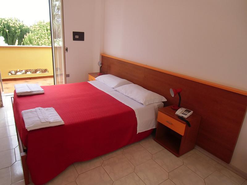 Villaggio Hotel Club Calanovellamare Piraino Ruang foto